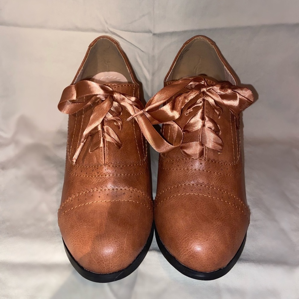 Women’s 7.5 brown leather pump with tan silk laces.